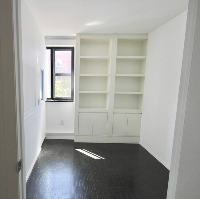 Building Photo - 400 E 14th St
