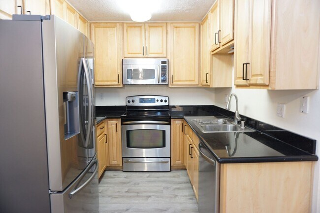 Building Photo - Great 2B/2BA Corner Unit Condo w/ In-Unit ...