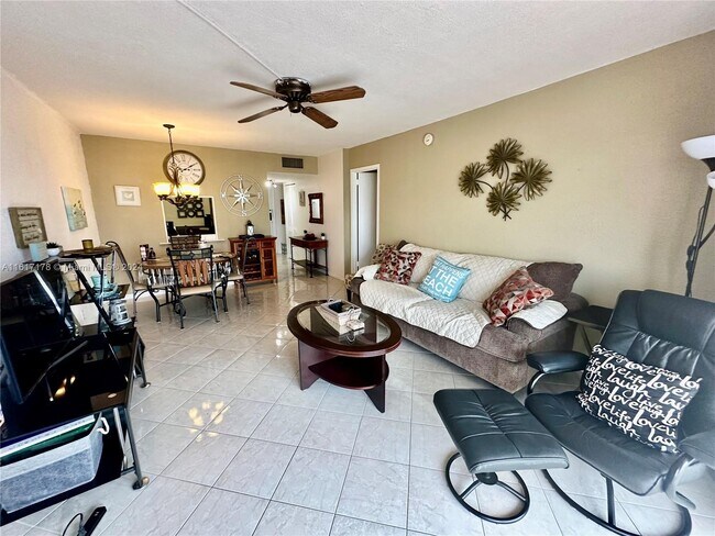 Building Photo - 2200 E Hallandale Beach Blvd