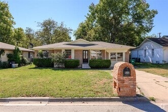 Building Photo - 920 Manhattan Dr