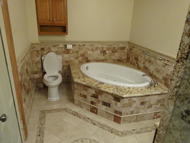 Building Photo - Bright Large luxury unit, High-End tiled bathrooms, In-Unit Washer and Dryer, Central Heat, AC, P...