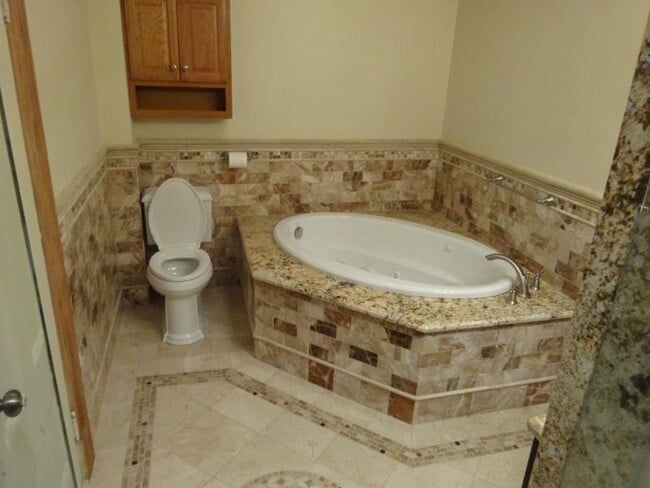 Building Photo - No Brokers Fee, No Security Deposit, Bright Large luxury unit, High-End tiled bathrooms, In-Unit ...