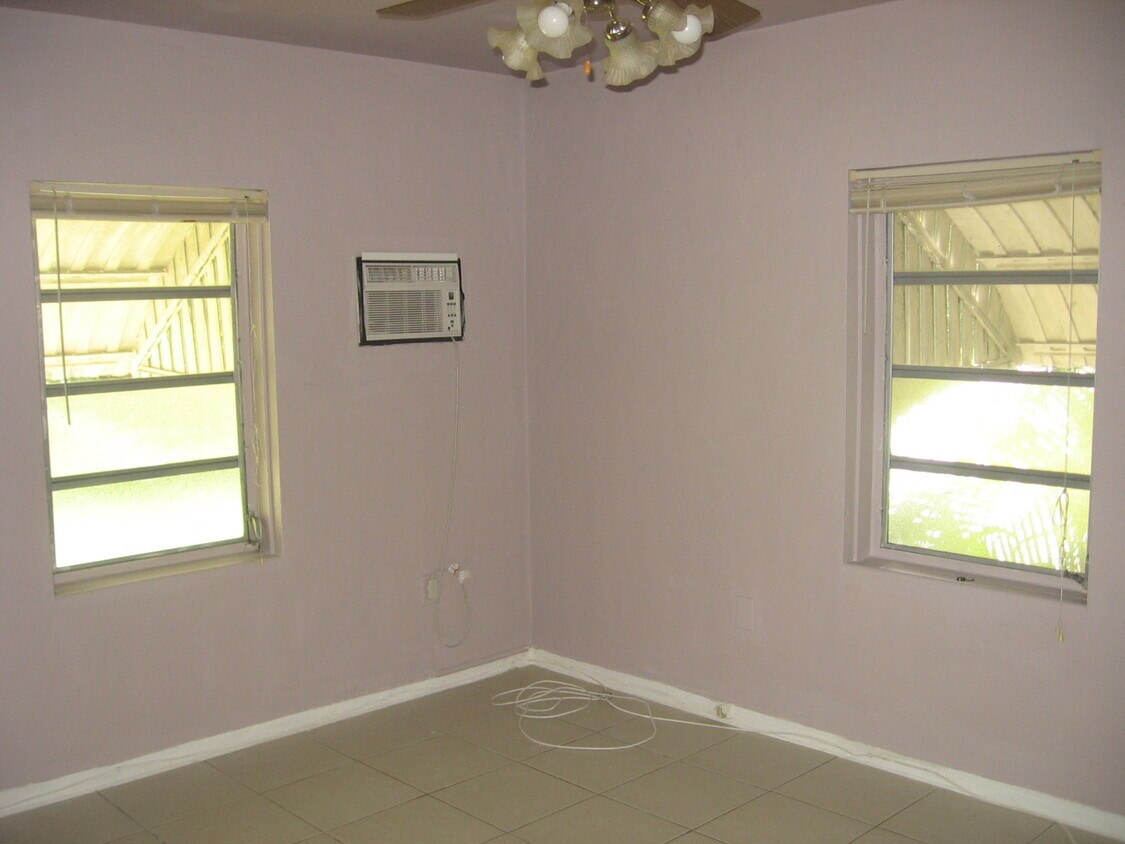 Foto principal - 11205 NE 10th Ave