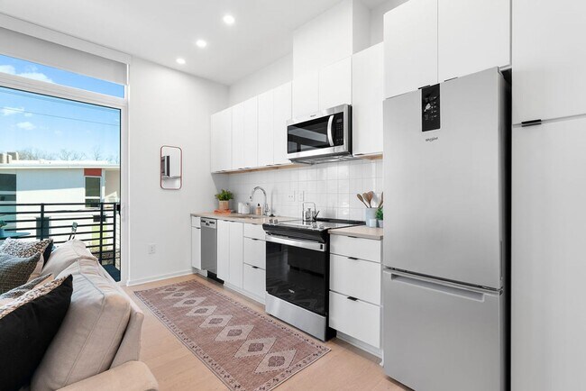 Building Photo - Modern downtown condo with premium finishes, private balcony & parking space.