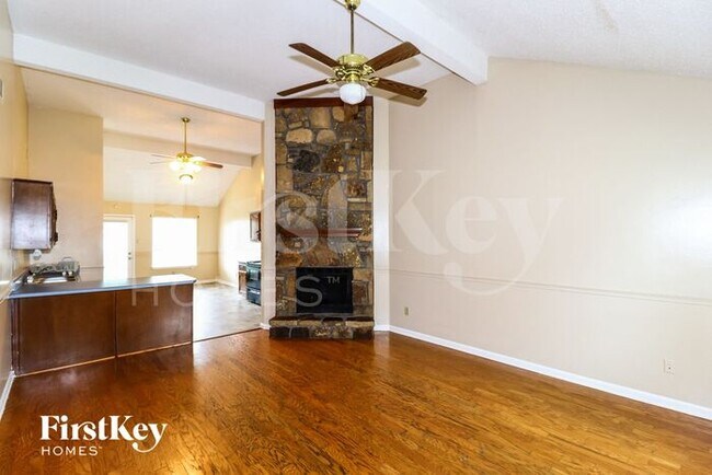 Foto del edificio - 5582 Oak Branch Cir N
