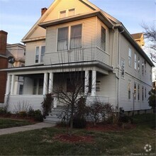Building Photo - 42 Quaker Ln S