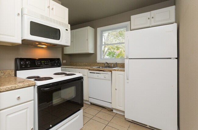 Building Photo - Adorable 2 Bedroom 1 Bath Home