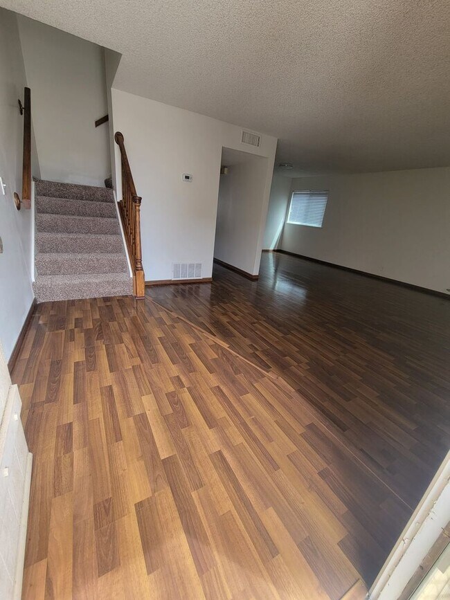 Foto del edificio - Large 4 bedroom 2 bath end unit townhome i...