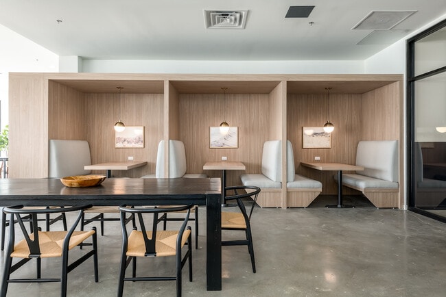 Resident Workspace With High Speed Wifi - Addams Coliving