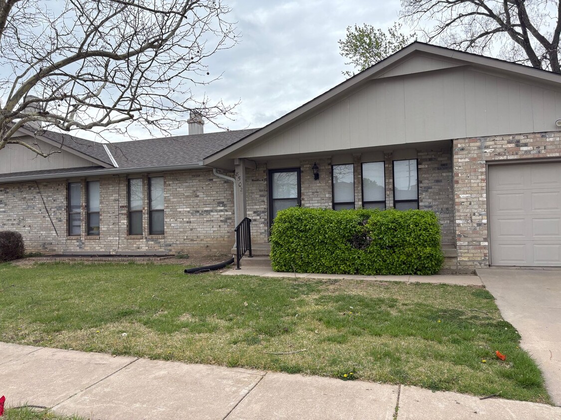 Primary Photo - Beautiful 3 Bed 2 bath Home