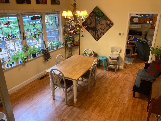 Building Photo - Beautiful 5-Points House Available Now!