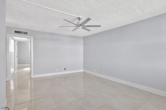 Foto del edificio - 2400 NE 10th St