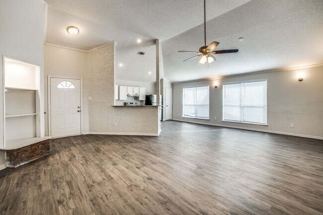 Building Photo - Updated 3BD with Granite Counters