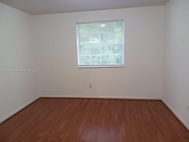 Foto del edificio - 18328 NW 68th Ave