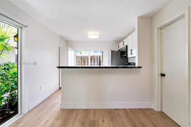 Building Photo - 9023 NE 4th Avenue Rd