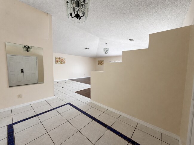 Foto del edificio - 1074 Universal Rest Pl