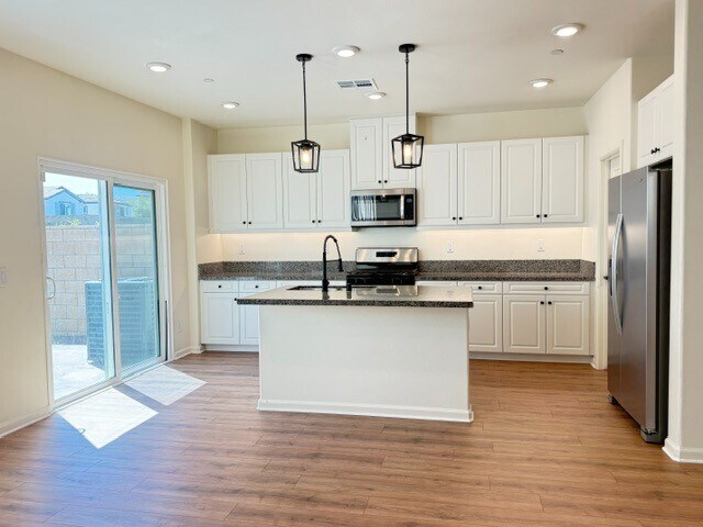 Foto del edificio - 25189 Hunter Ave