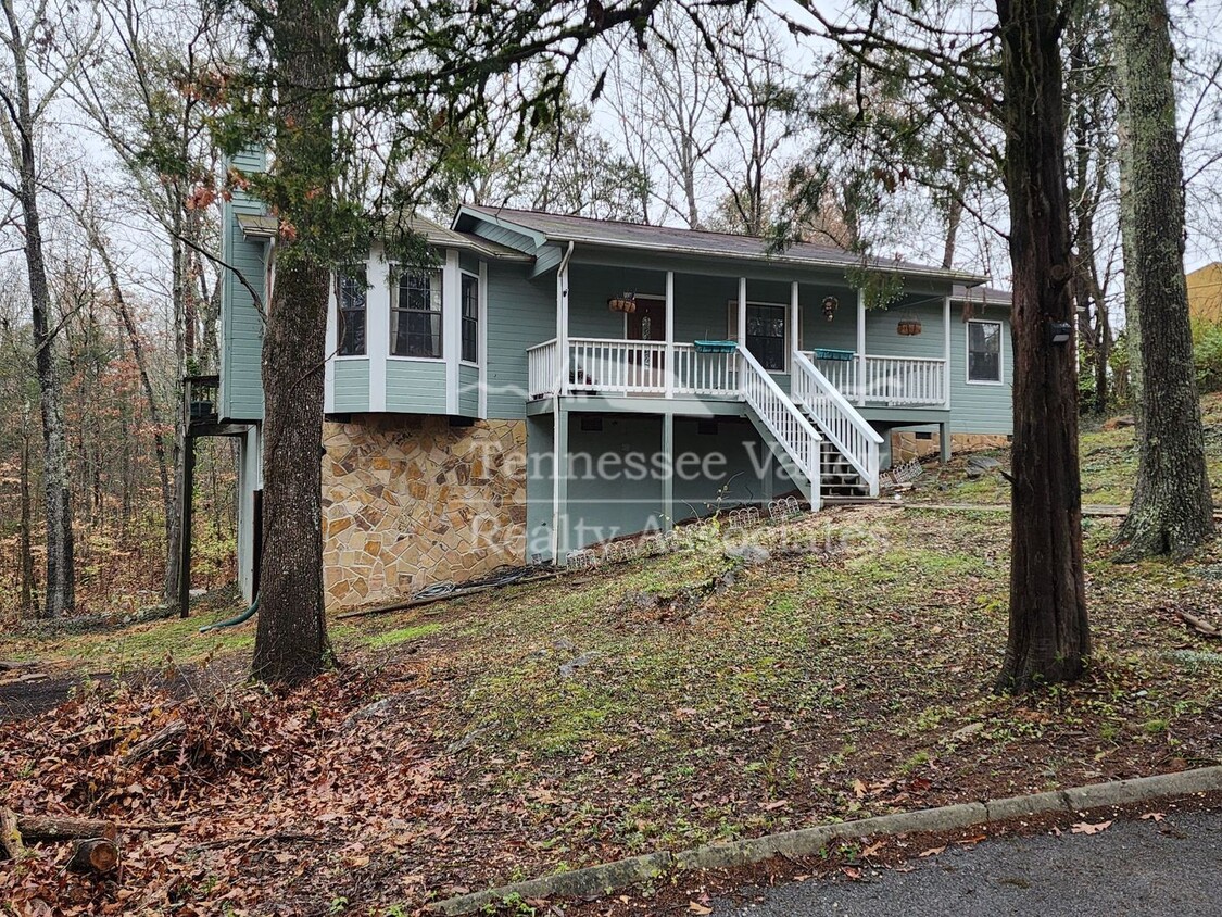 Foto principal - Right off of Asheville HWY 3-bedroom, 2-ba...