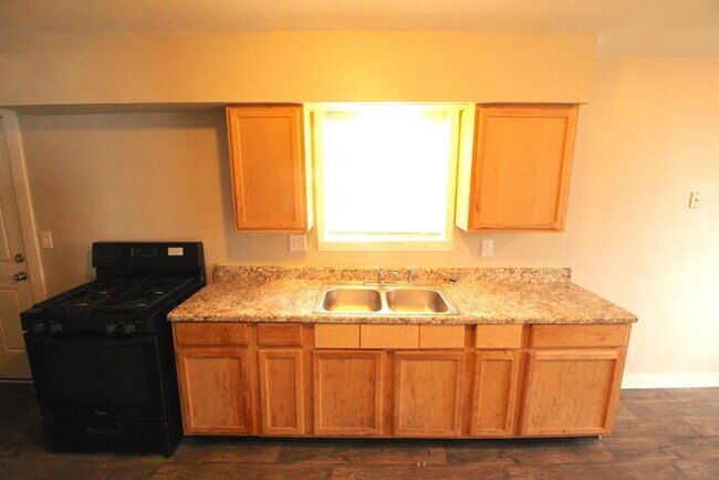 Building Photo - 1948 Bloyd Ave