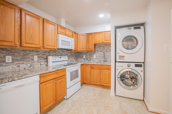 Foto del edificio - Beautiful 3 BR/1 Full BA & 2 Half BA EOG T...