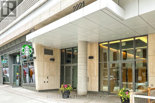 Building Photo - 2221-2221 Yonge St