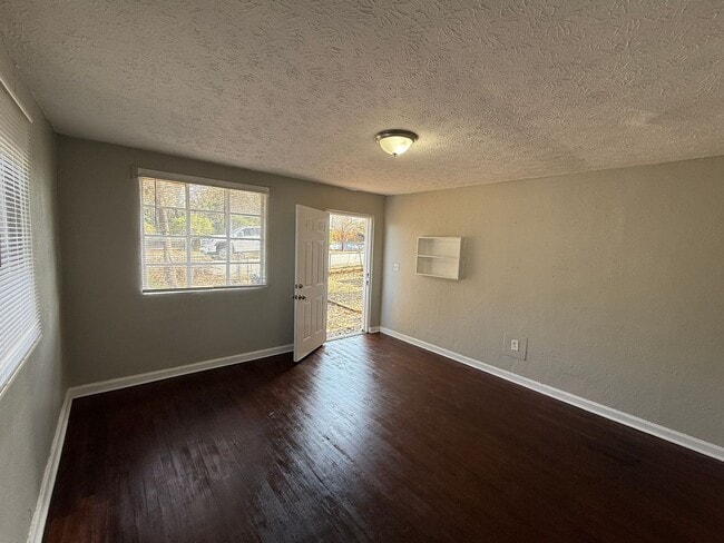 Building Photo - *AVAILABLE NOW - Total Electric* 1 Bedroom / 1 Bathroom Duplex for Rent in Midtown Columbus, GA***