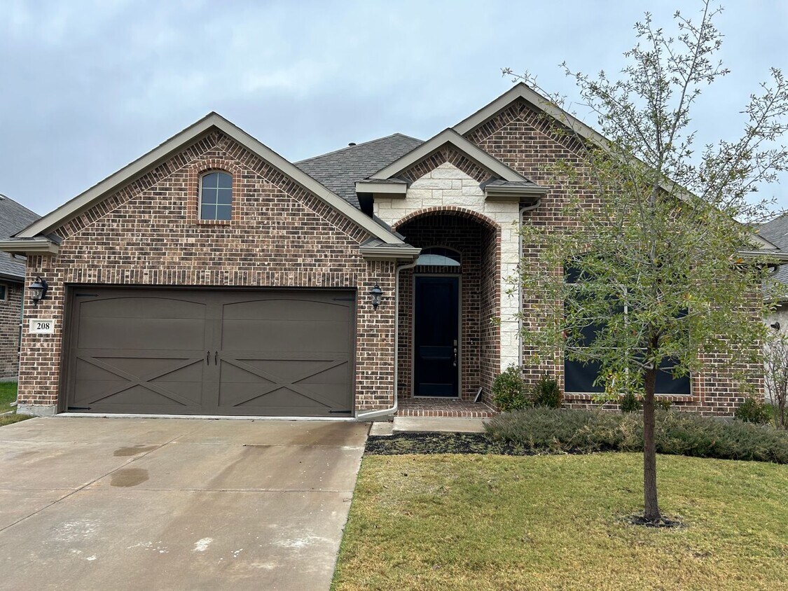 Primary Photo - COMING SOON - FOR LEASE! Beautiful 3 BR - ...