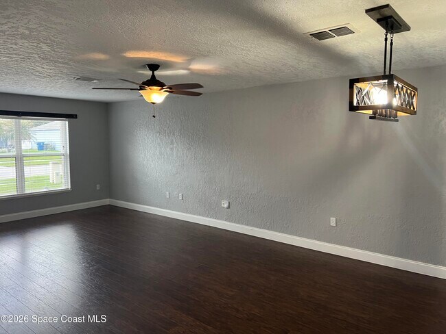 Foto del edificio - 1721 Las Palmos Dr