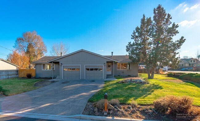 Building Photo - 2346 SW Umatilla Ave