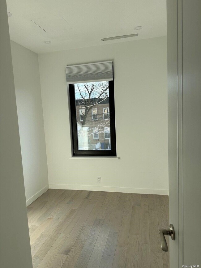 Building Photo - 61-47 56th Dr