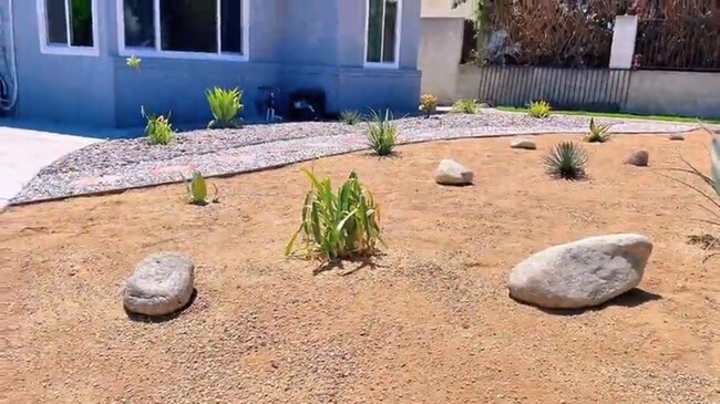 Foto del edificio - Modern Retreat with Spacious Yard & Cozy Interiors