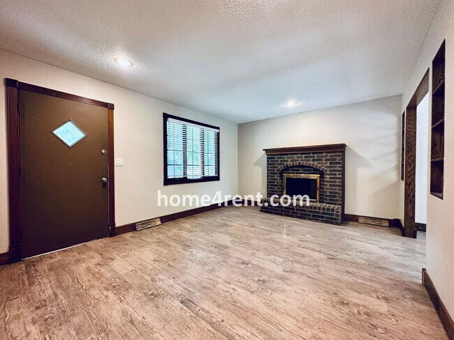 Foto del edificio - Fantastic Parkville area with Updated Kitchen including Granite Counters and Stainless Steel Appl...