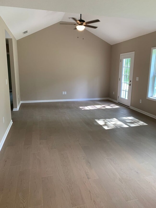 Building Photo - Adorable Home in Great Central Location...