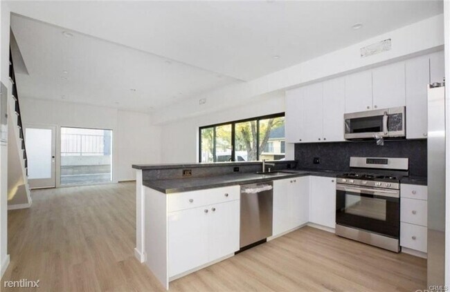 Building Photo - 2 br, 3 bath Townhome - 536 E San Jose Ave