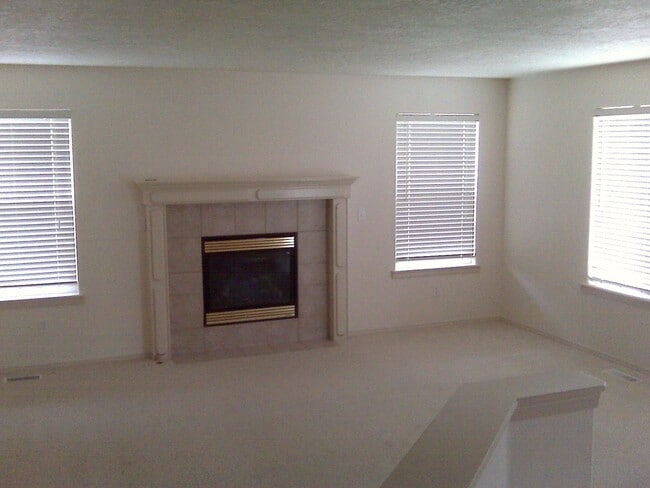 Building Photo - Large 3 BedRoom w/BONUS ROOM Home in MoonR...