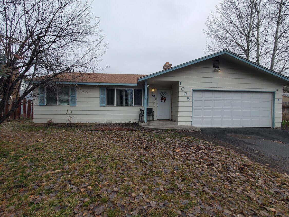 Primary Photo - 1025 Applewood St