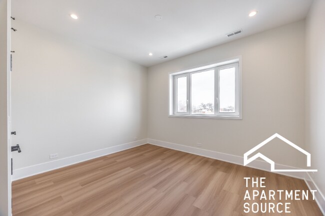 Foto del edificio - 1620 W Grand Ave