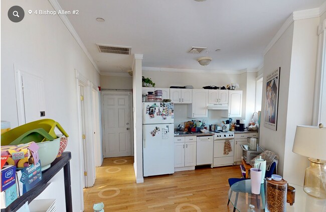 Foto del edificio - 4 Bishop Allen Dr