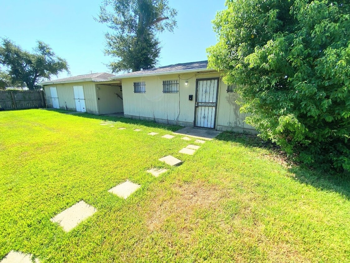 Primary Photo - Discover Simplicity and Savings at 2209 St...