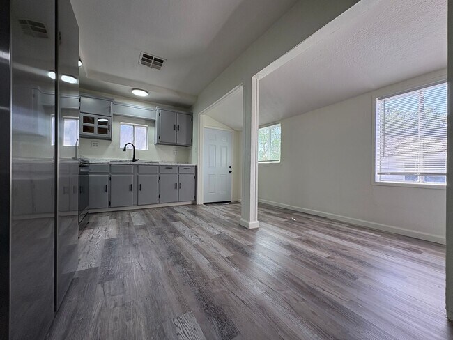 Foto del edificio - Leasing Special: two weeks free rent! Spac...