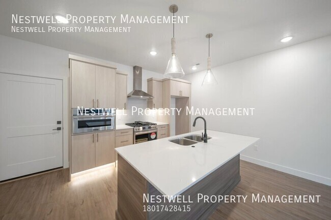 Foto del edificio - New Luxury Townhome with Gourmet Kitchen