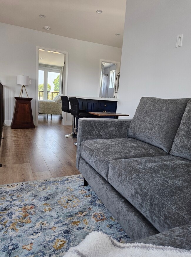 Liiving - 7900 El Manor Ave