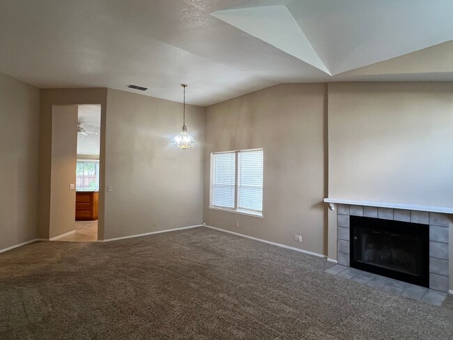 Building Photo - BEAUTIFUL 3 BEDROOM HOME IN CITRUS HEIGHTS!