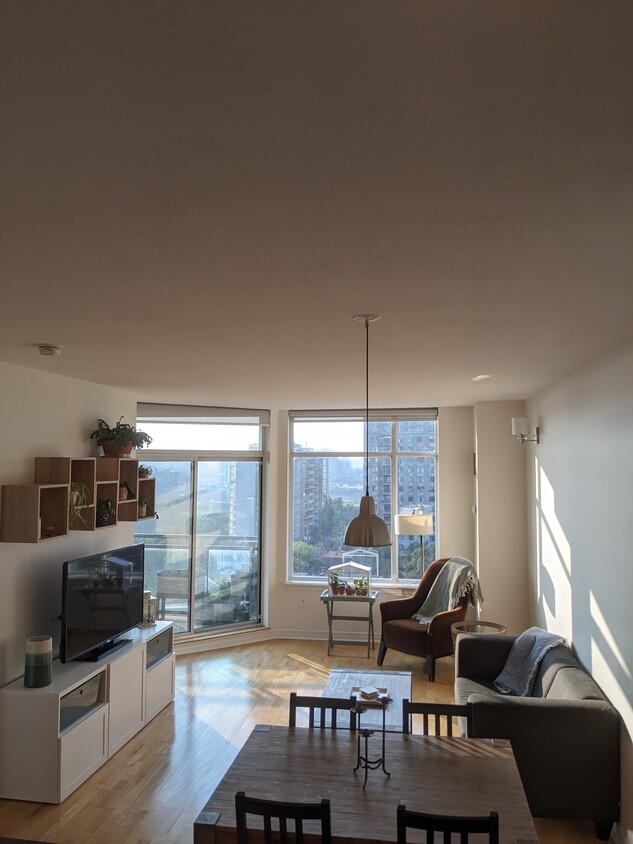 Primary Photo - 570 Laurier Av W