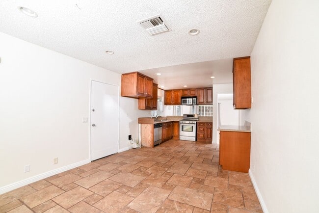 Building Photo - 1728 W Phillips Dr