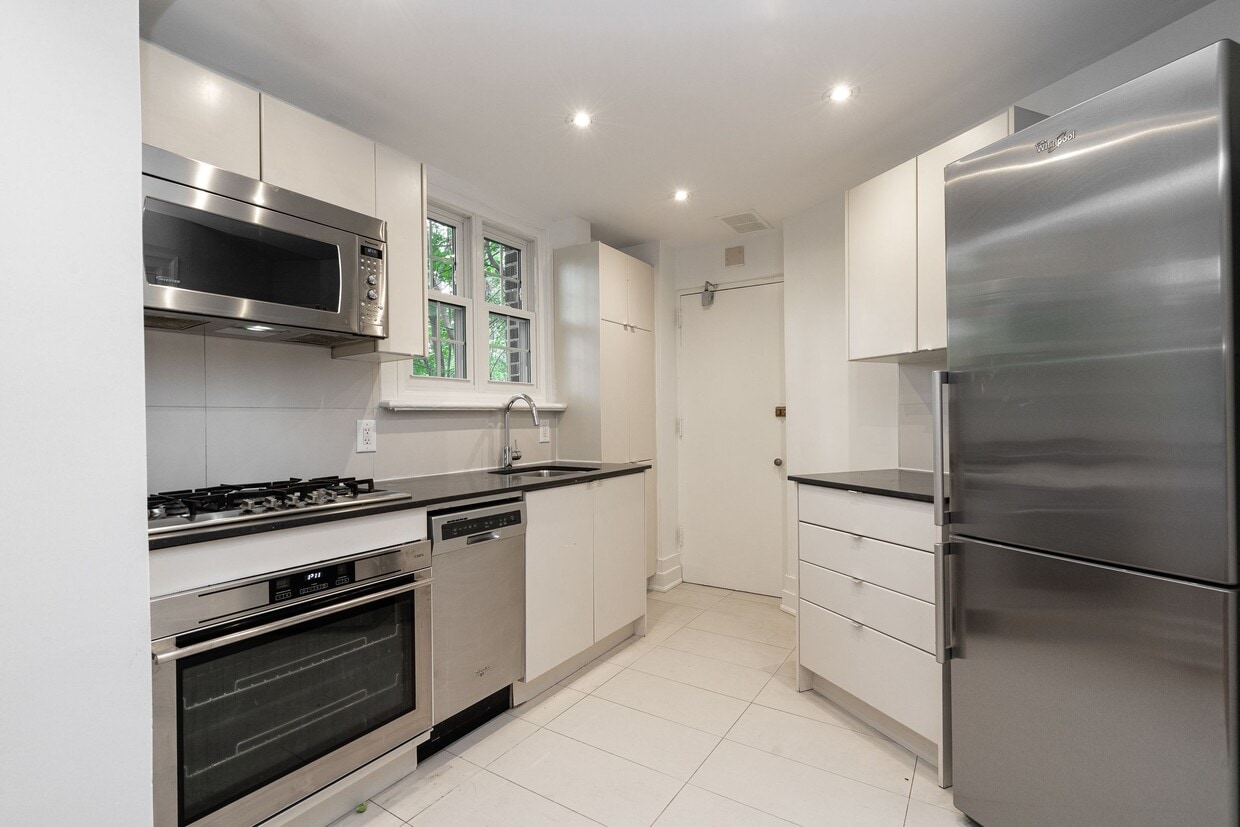 Primary Photo - 2875 Yonge St