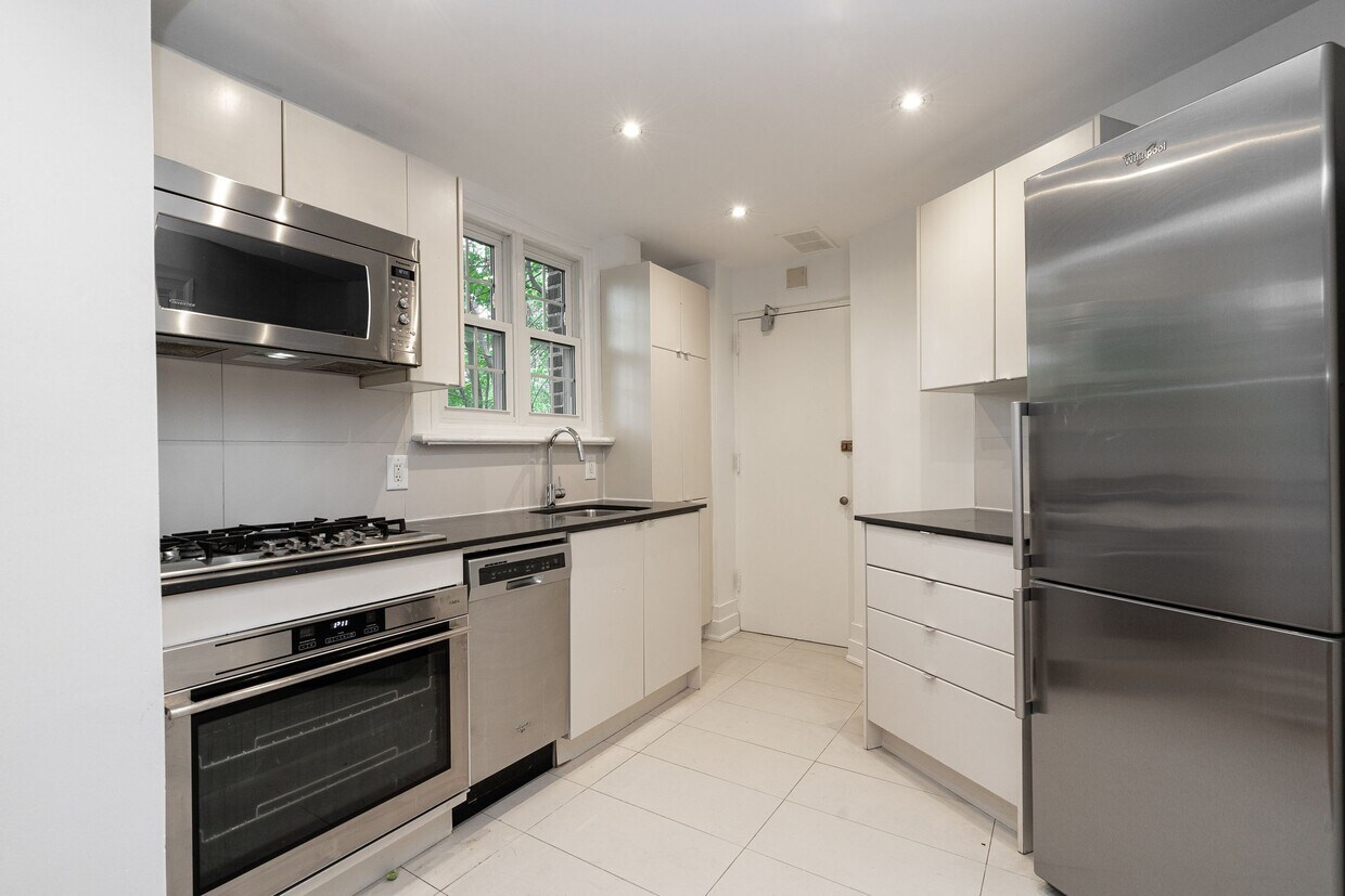 Primary Photo - 2875 Yonge St