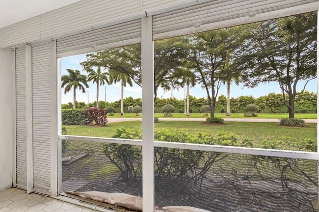 Foto del edificio - 549 Fanshaw N