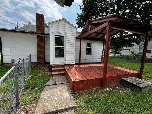 Building Photo - Beautifully Remodeled 3-Bed / 1-Bath Home ...