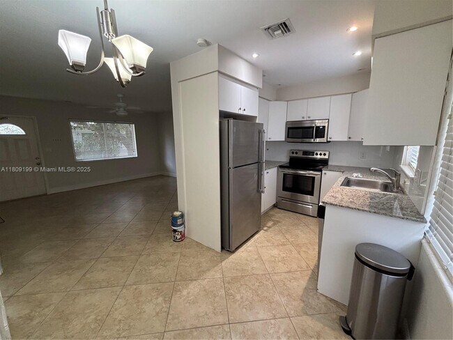 Foto del edificio - 1061 NE 34th St